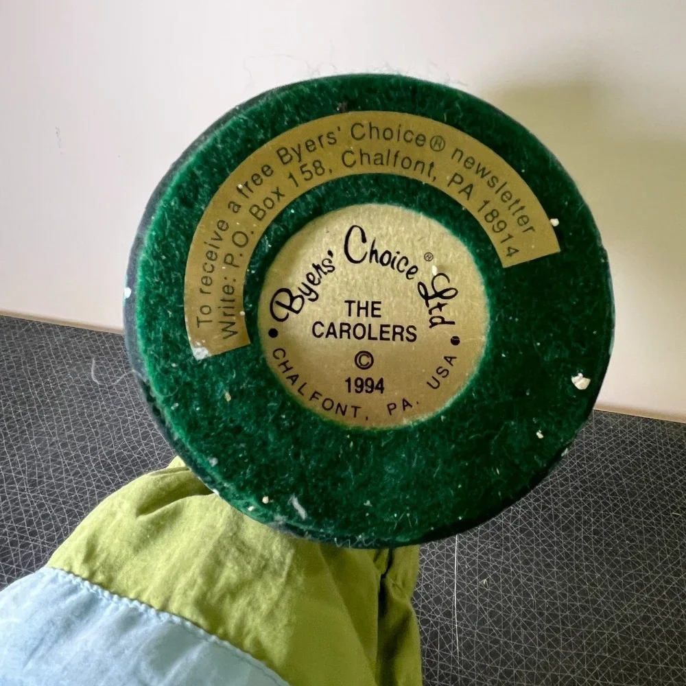 Vtg Byers Choice Caroler Man‎ with Gold Wrapped Present Gift, Green Bow Tie